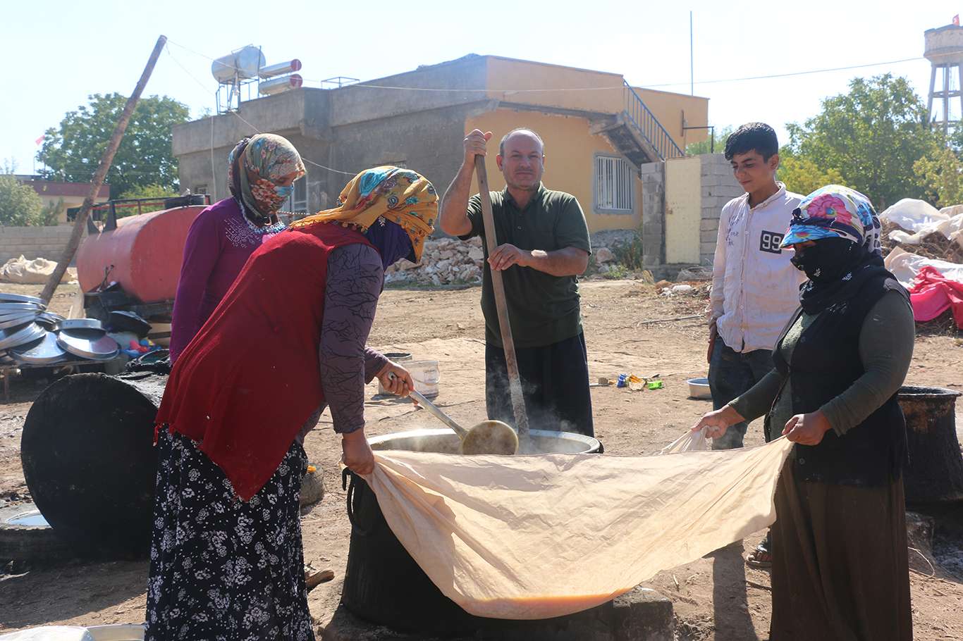 Şanlıurfa'da kazanlar yöresel lezzetler için kaynadı